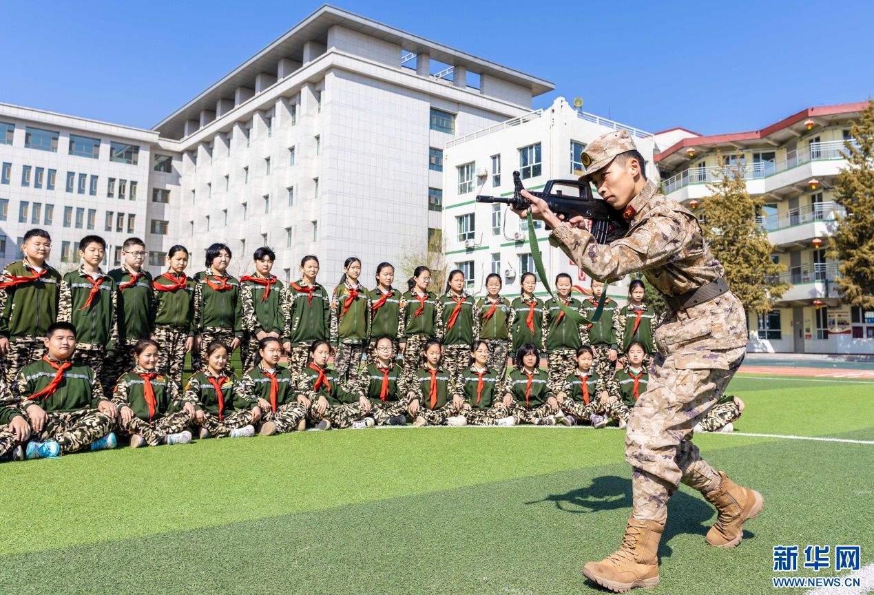 国防教育进校园 点燃少年强国梦