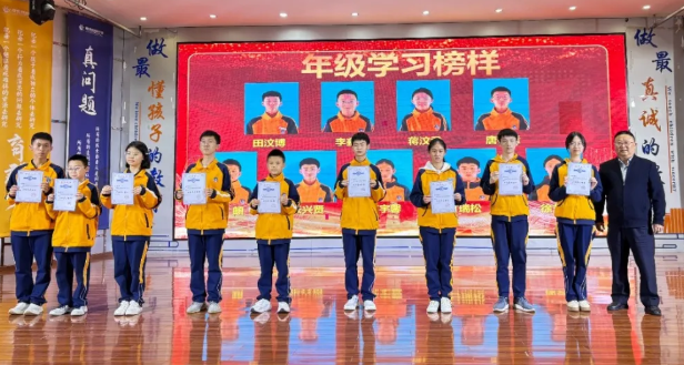 以青春之志 履践致远，携梦想作渡 芳华灼灼