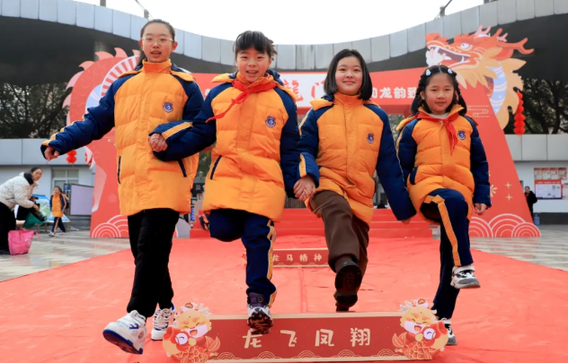 童阅龙韵致征途 欣欣向荣谱新篇