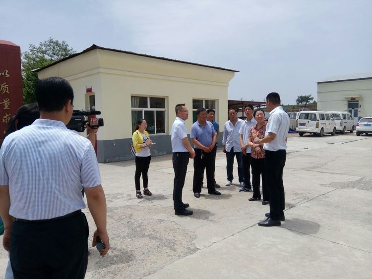 市人大常委会范主任在石字岭村调研