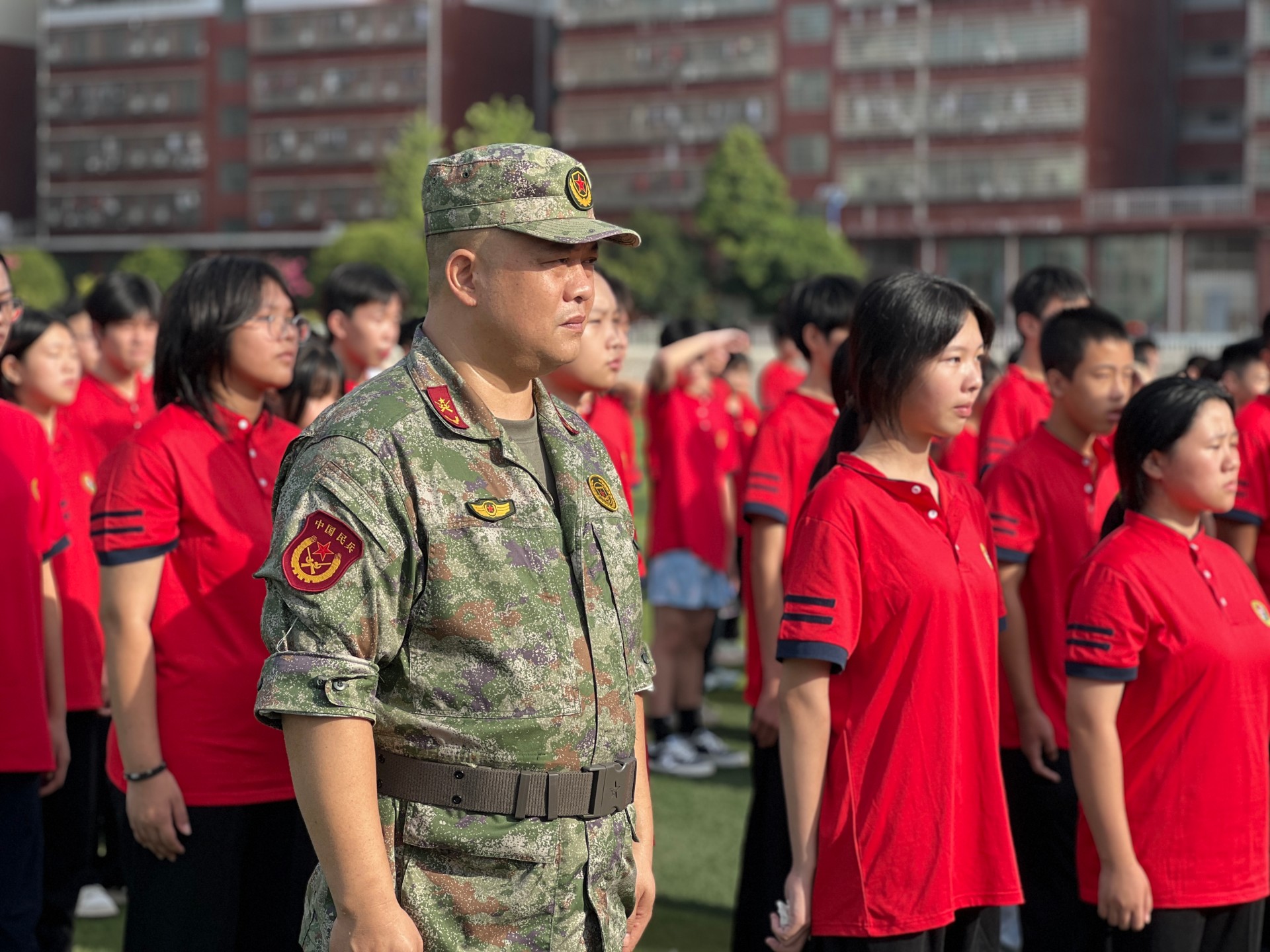 飒爽英姿砺青春，淬火成钢启新程 ——我校2025级高一新生军训动员大会隆重举行