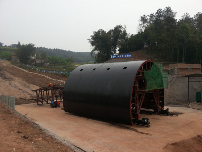 中鐵二十局成貴鐵路興隆坪隧道13.5米臺(tái)車