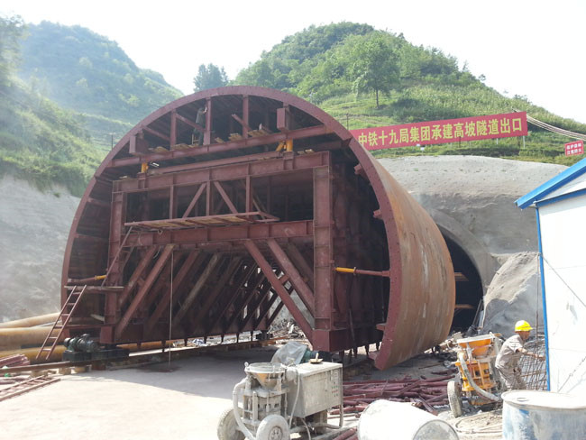 中鐵十九局成貴鐵路高坡隧道出口臺(tái)車安裝調(diào)試中