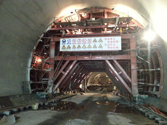 成貴鐵路隧道襯砌臺(tái)車施工中