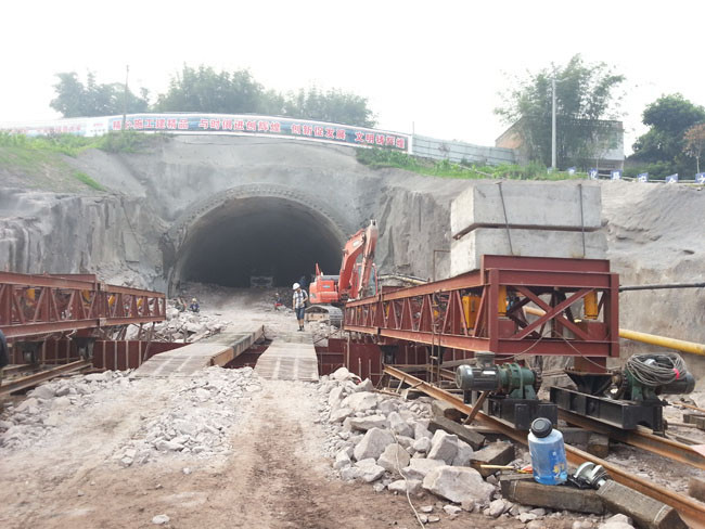 成貴鐵路仰拱模架施工