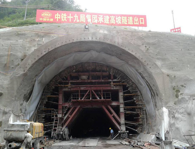 隧道襯砌臺(tái)車試襯砌中