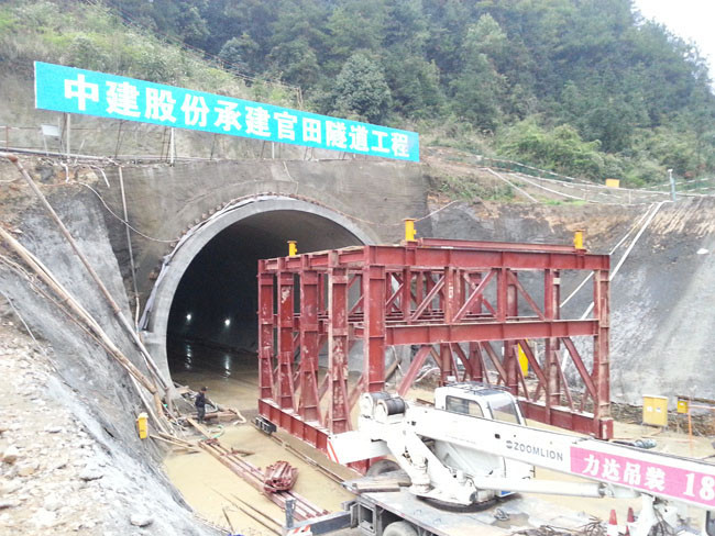 渝黔鐵路中建股份加寬臺(tái)車安裝中