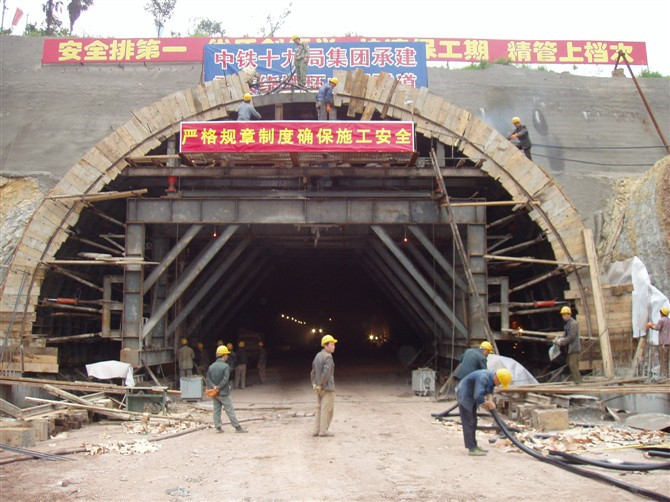 施工中的高速公路三車道臺車