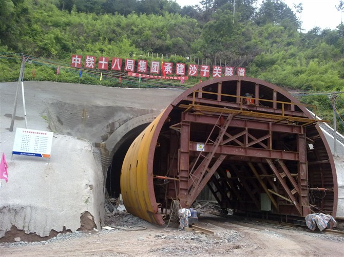 安裝調(diào)試完成的高鐵襯砌臺車