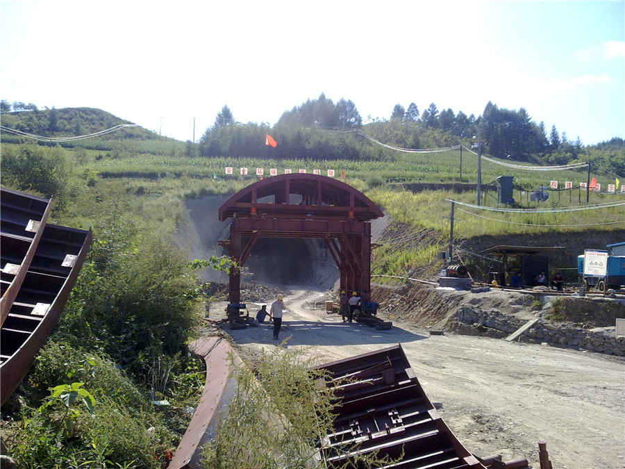 安裝中的高速公路襯砌臺車