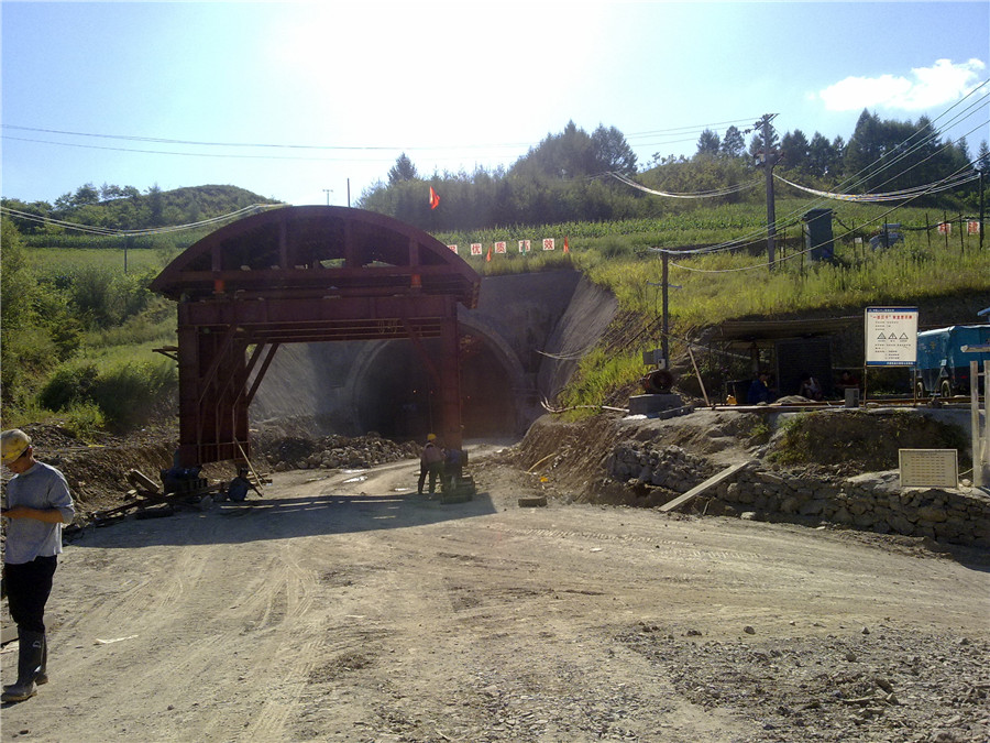 安裝中的高速公路襯砌臺車