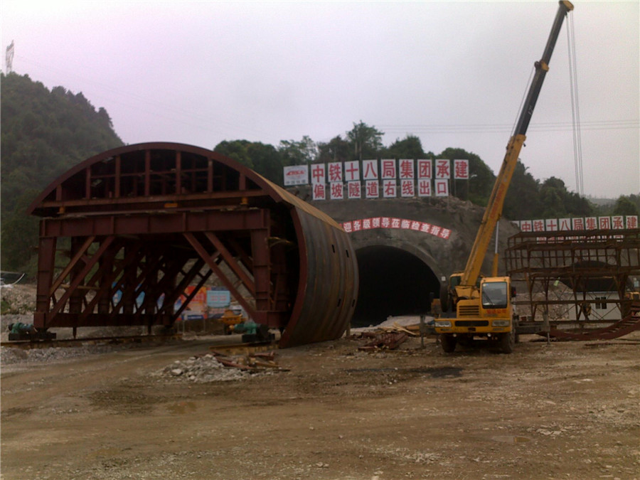 安裝中的高速公路三車道襯砌臺(tái)車