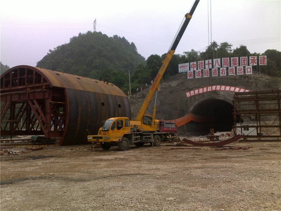 安裝中的高速公路三車道襯砌臺車