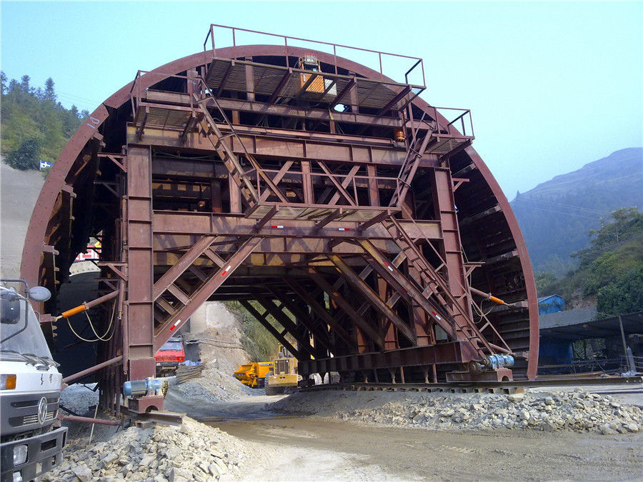 調式中的高速公路襯砌臺車