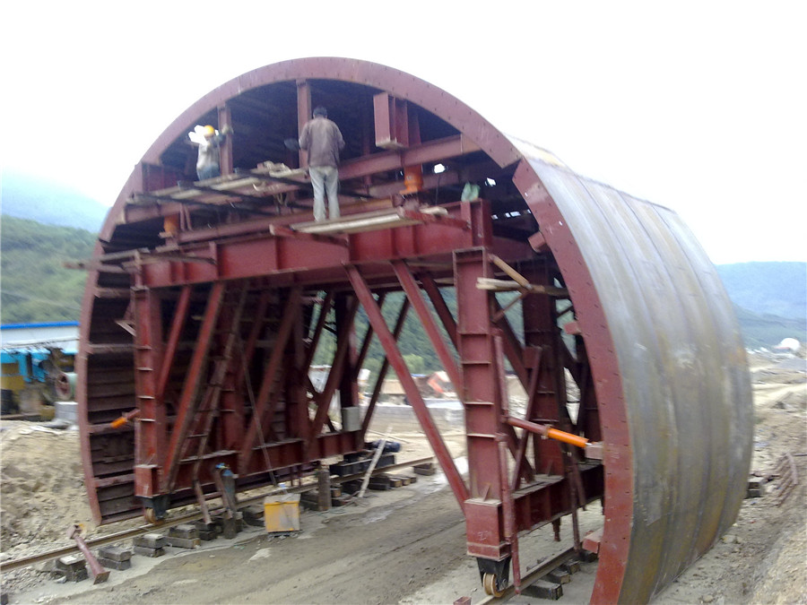 調式中的高速公路襯砌臺車