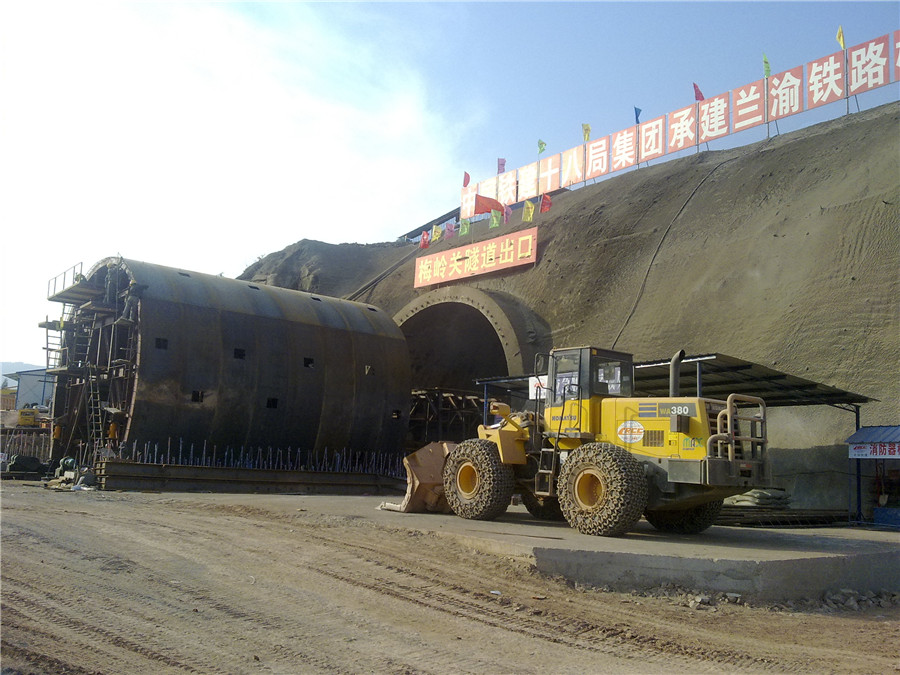 調式中的高速公路襯砌臺車