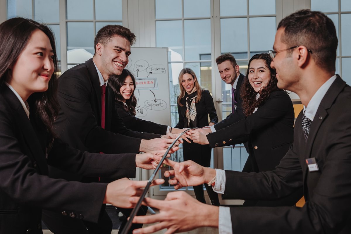 发现正装的魅力：在BHMS解锁你的精英人设