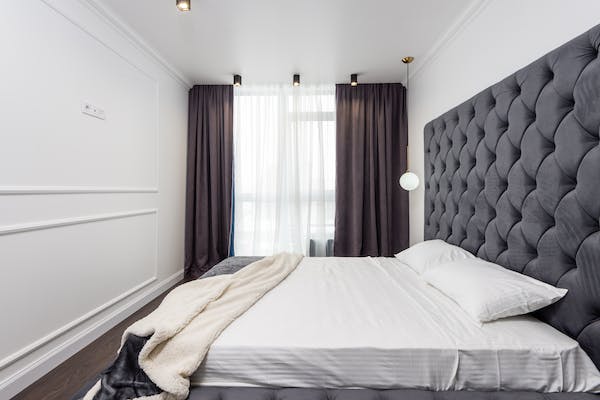 智能床头柜选购指南：充电、解锁、品牌一网打尽