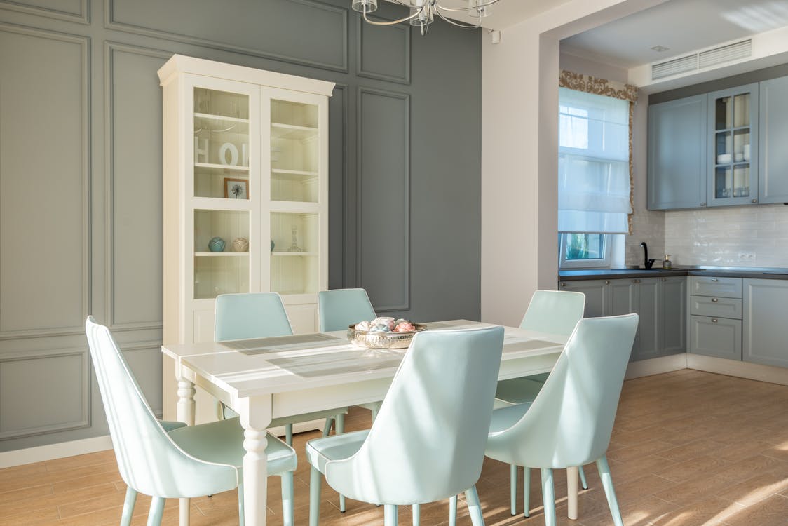 2026年椅类家具热度榜榜首：餐桌椅 - 热度：861。图中为一套餐厅用课餐桌椅。