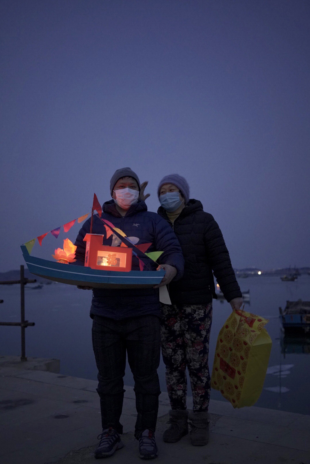 正月十三是海神娘娘的生日，哈仙岛杨岛主带您海边放渔灯一起祈求平安