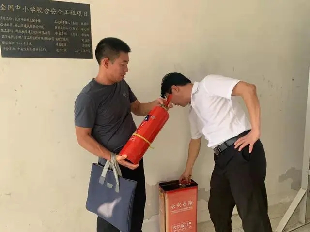 湖北省英山县应急局到孔家坊中学检查指导学校工作