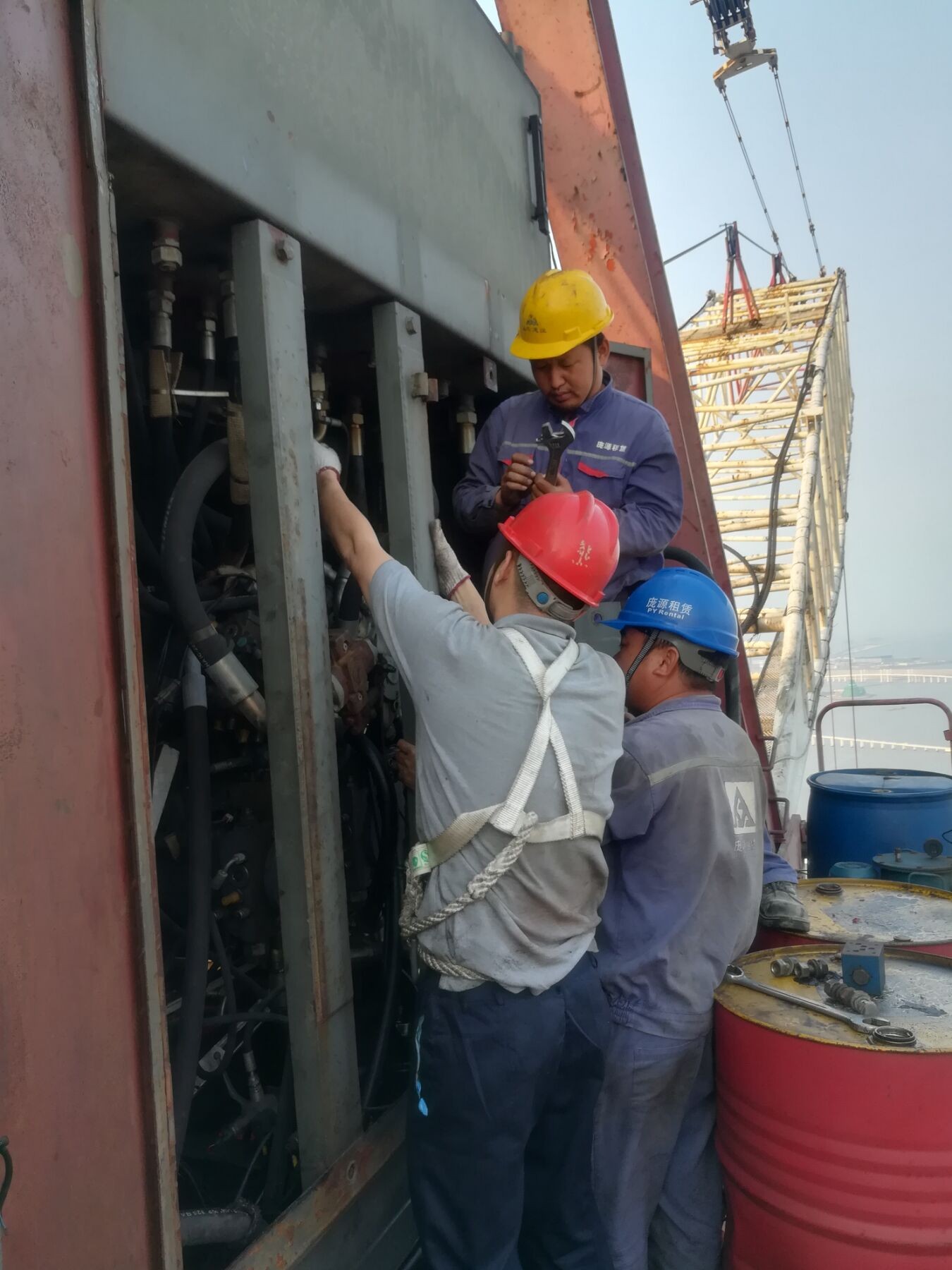 珠海横琴广场中国交建项目现场维修液压塔吊
