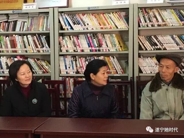 市人大常委会副主任施瑞昶率市妇联等单位到瓦窑村与党员座谈<br />