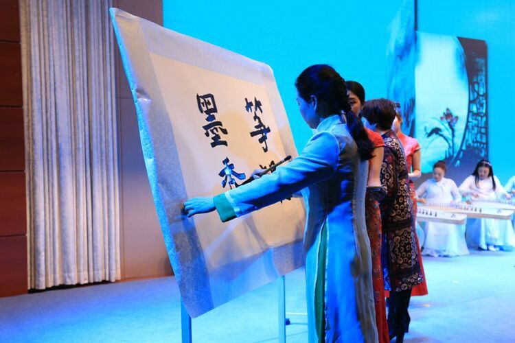 <p align="left">
	遂宁市纪念“三八”国际妇女节107周年大会---古筝与书法同台竞技
</p>