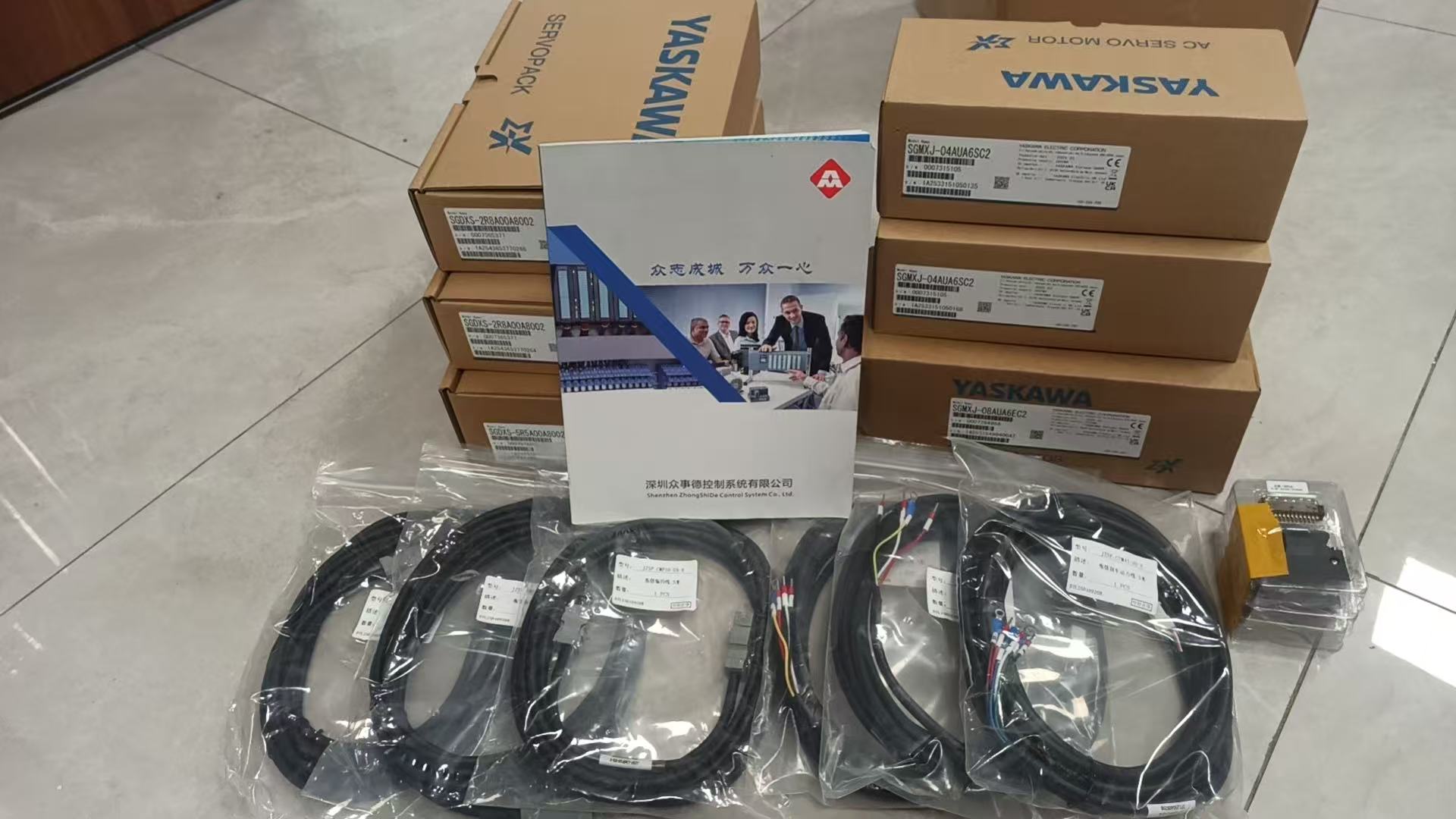 YASKAWA SGDXS-2R8A00A8002电机