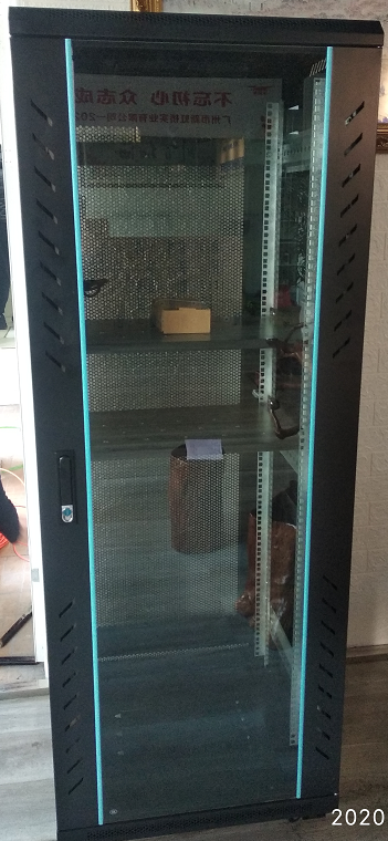 19 英寸玻璃门墙柜
