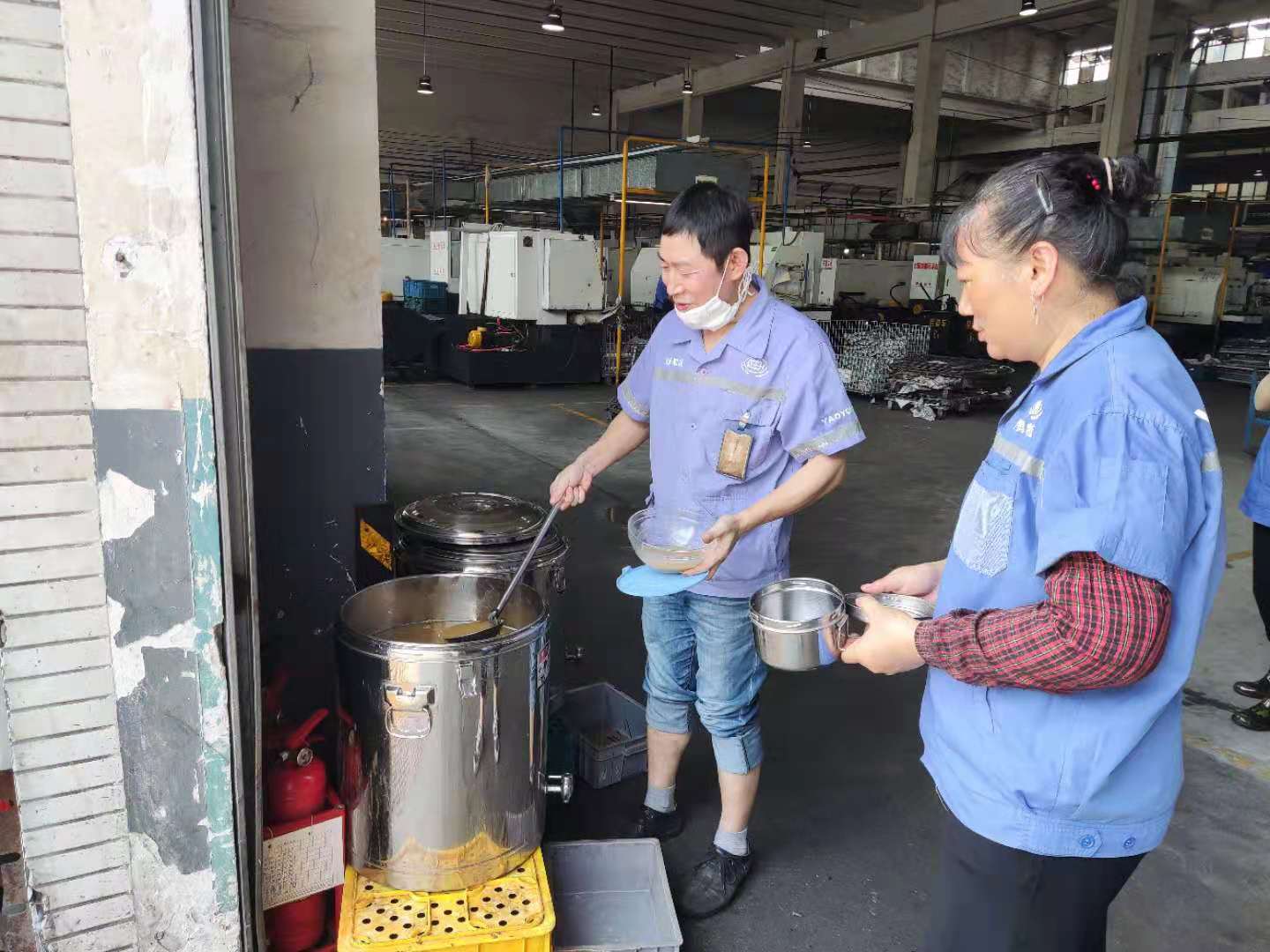 2021年夏季高温公司熬煮绿豆南瓜汤和配置冰镇酸梅汤给员工抗温降暑