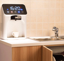 3M的管线机(开水机)又名管线饮水机，主要分为冷热型与温热型以及速热型，一般是用于家庭、办公室、学校等对水要求优质场所，需要配合直饮机设备使用，其内部配置了蓄水PE水箱，清洁的水提前放在PE水箱，再通过加热胆加热和制冰胆制冷的方式，制水热水和冷水供人饮用。