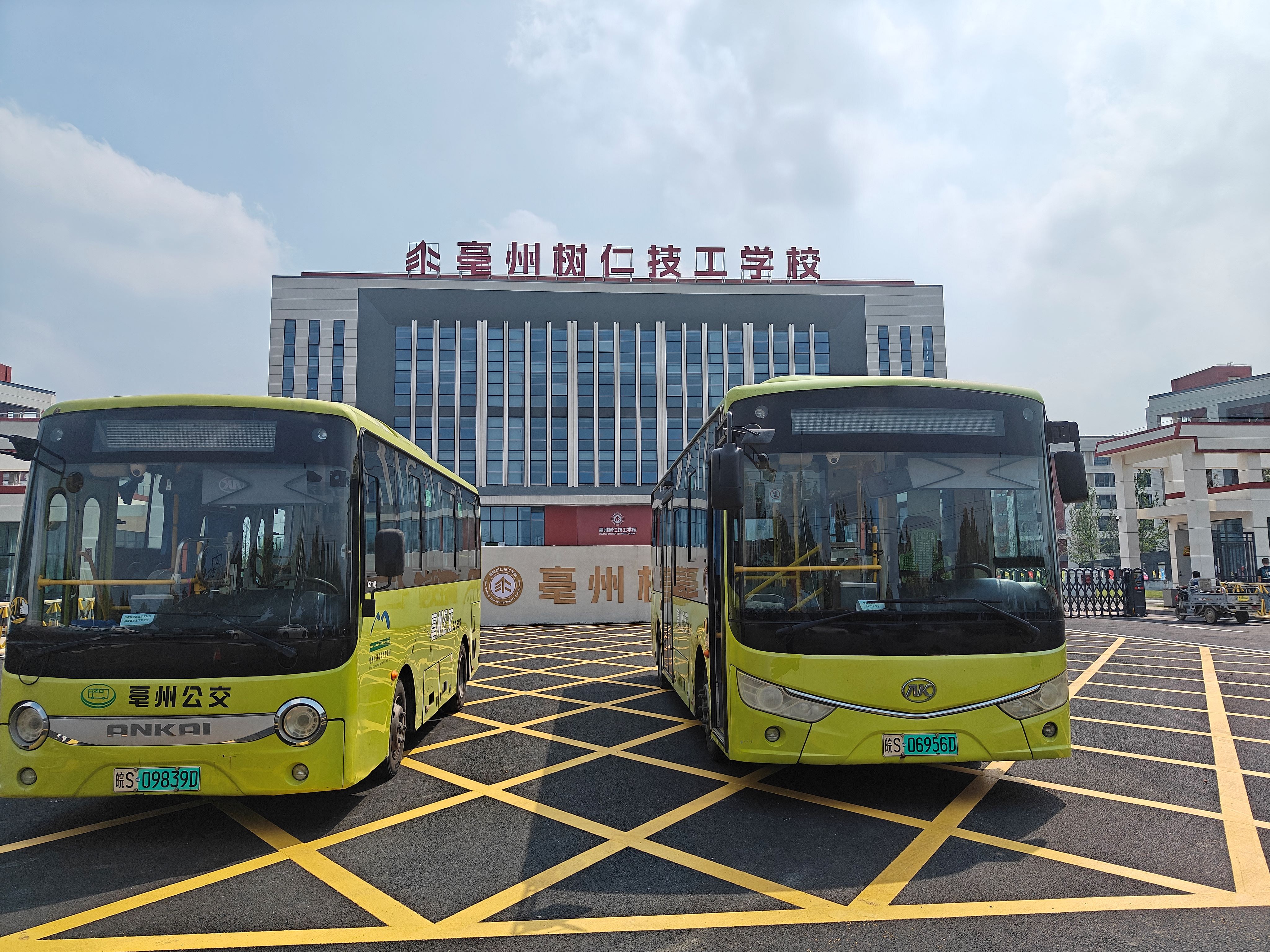 办卡+专线双管齐下 解决学子出行难题