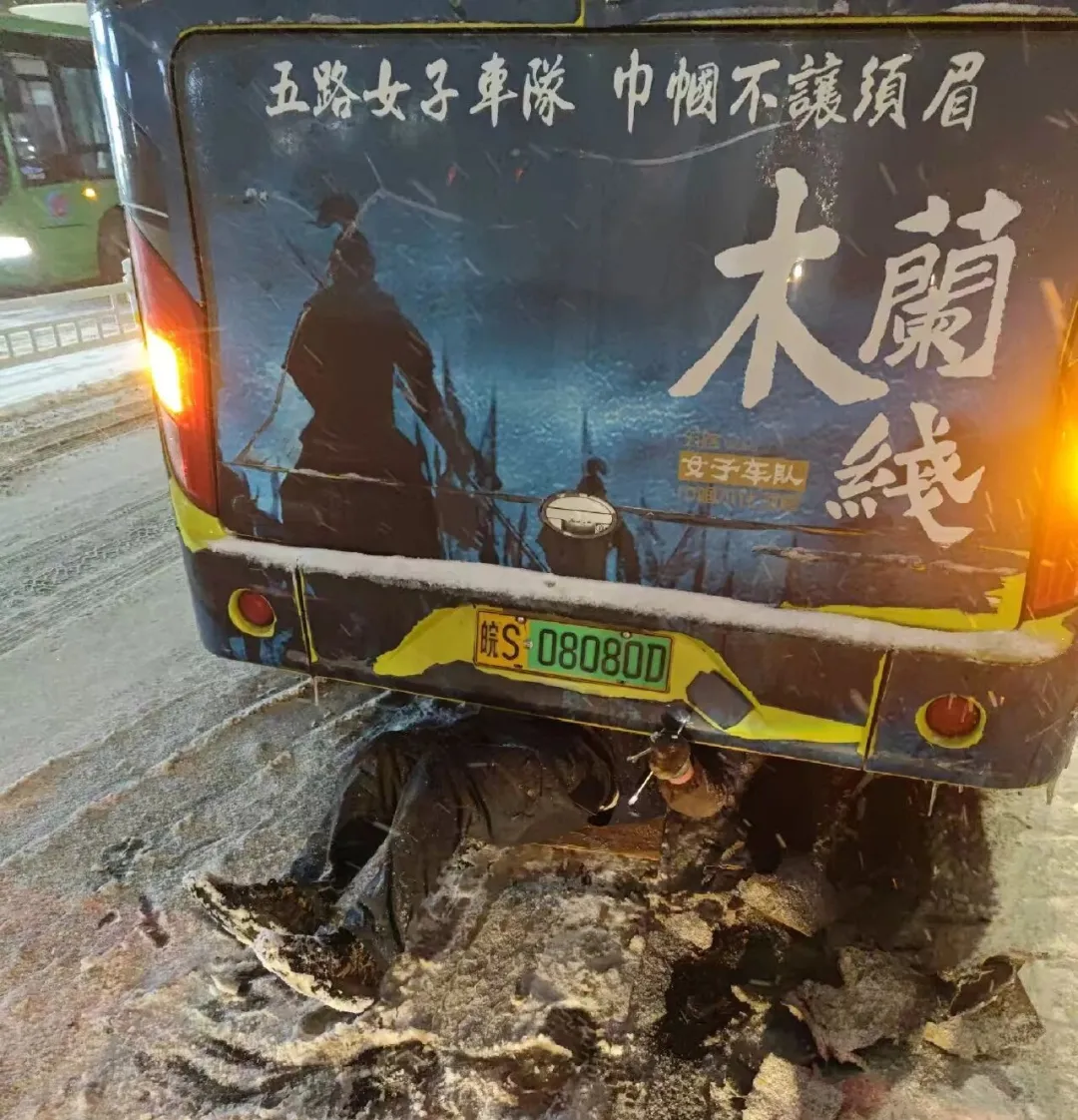 【子公司动态】公交维修—雪夜中的公交“守护者”