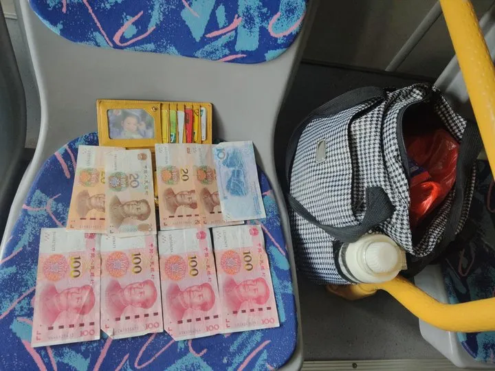 拾金不昧好风尚