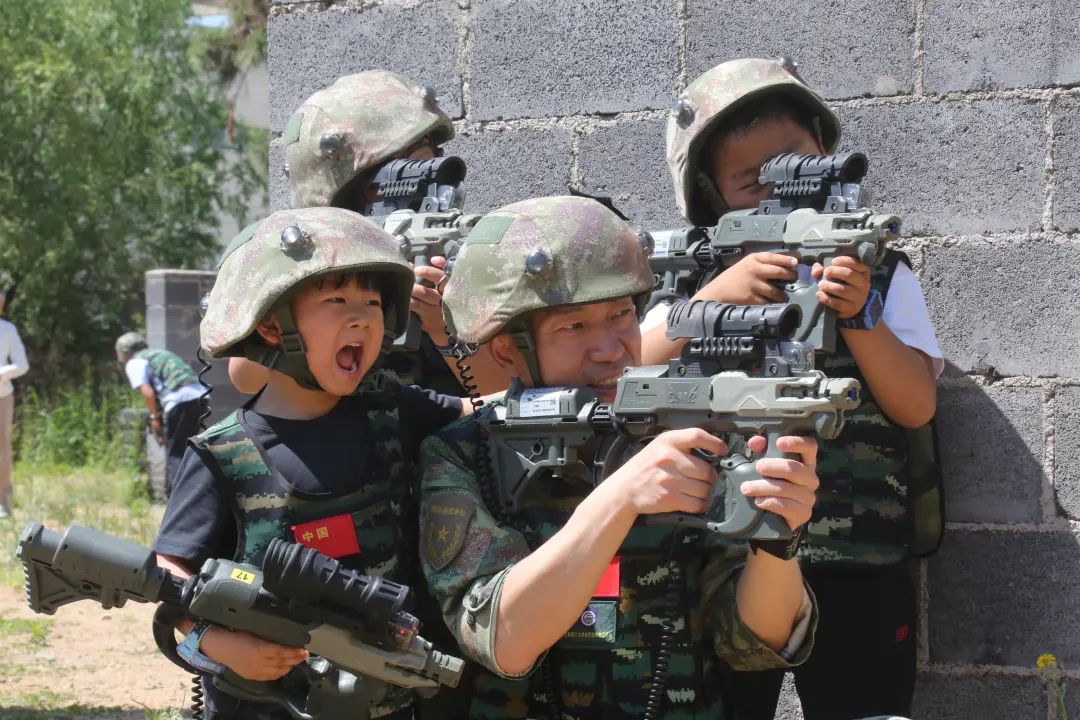 “与爸爸并肩作战！”沈阳警备区与沈阳理工大学联合举办国防教育亲子活动