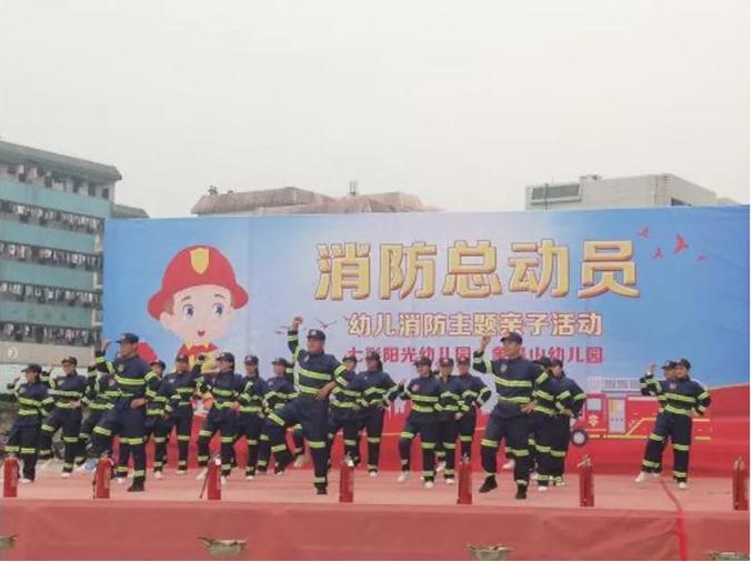 看 DT時代廣場上的小小消防員來了！