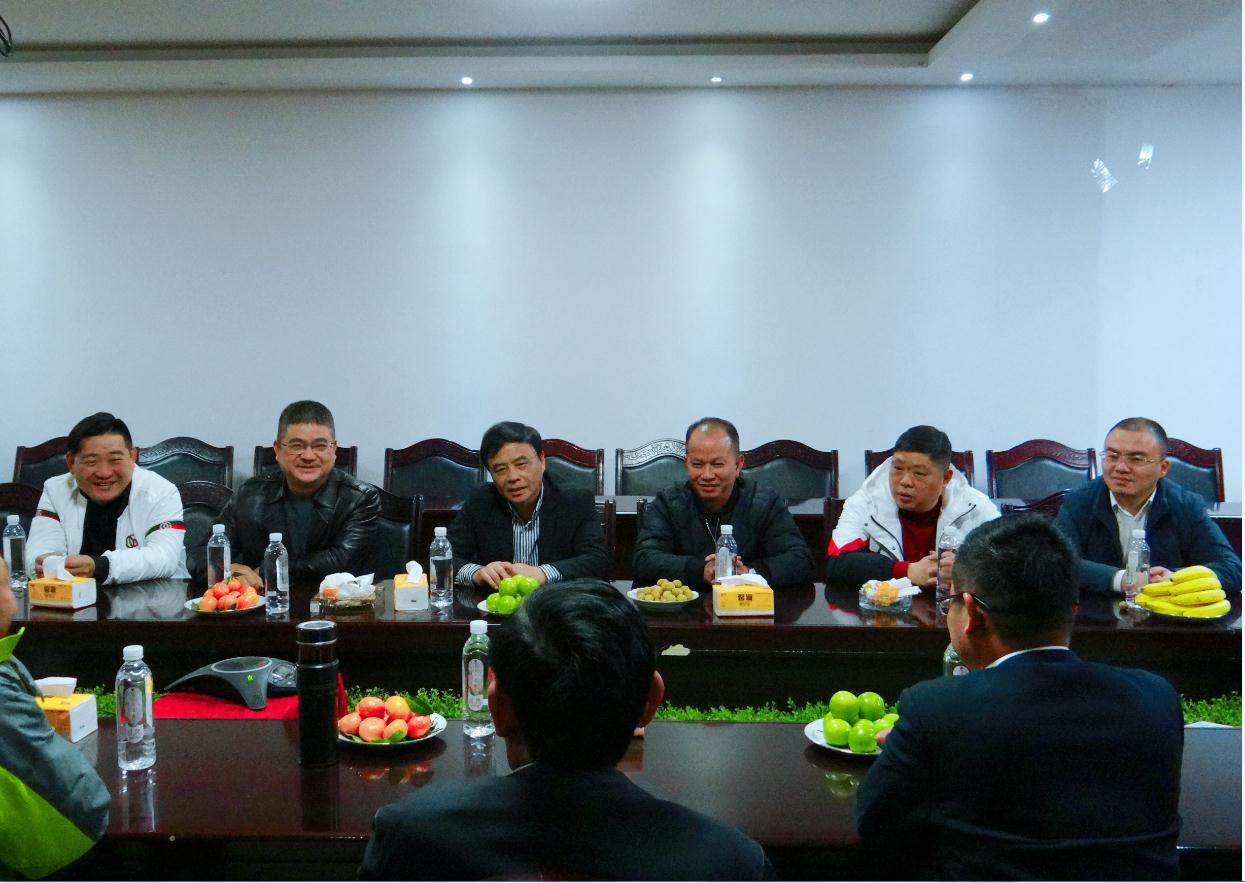 桂林市礦物晶體協(xié)會領(lǐng)導(dǎo)到德天集團參觀考察