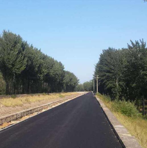 黑色沥青路面