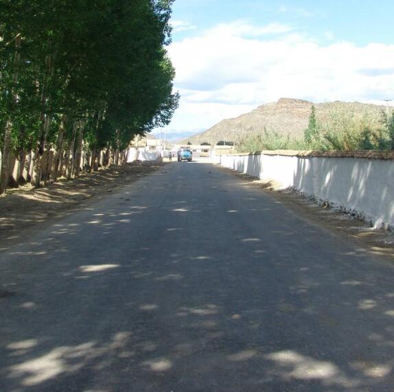 黑色沥青路面