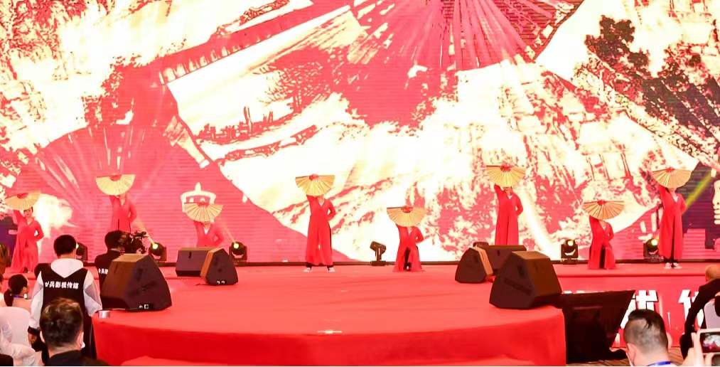 洪迈足道团队展示《共筑初心 精忠报国》