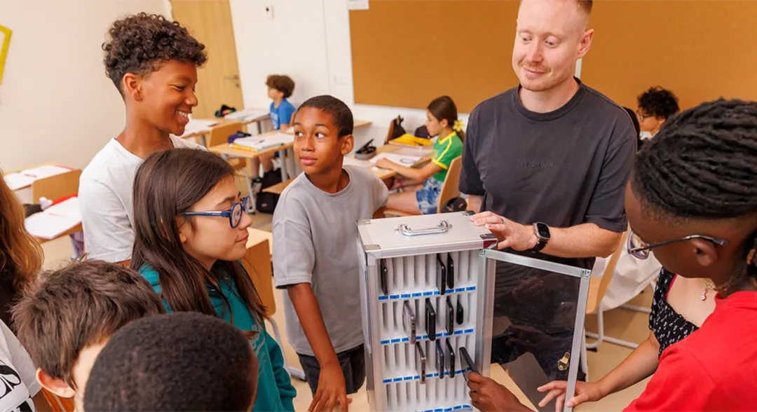 法国总统马卡龙想禁止高中生在学校带手机