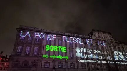 Un message "Non à l'Etat policier" projeté sur la façade du musée des Beaux-Arts de Lyon, lors de la Fête des Lumières, le 6 décembre 2025. (ALLIANCE POLICE / X)