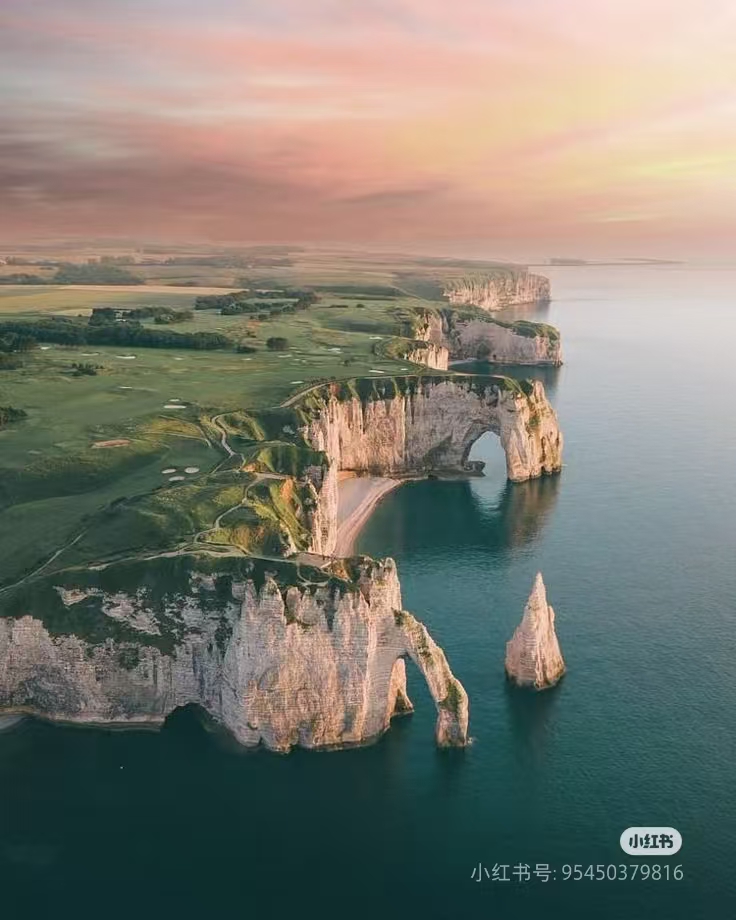Étretat—诺曼底的白垩奇观