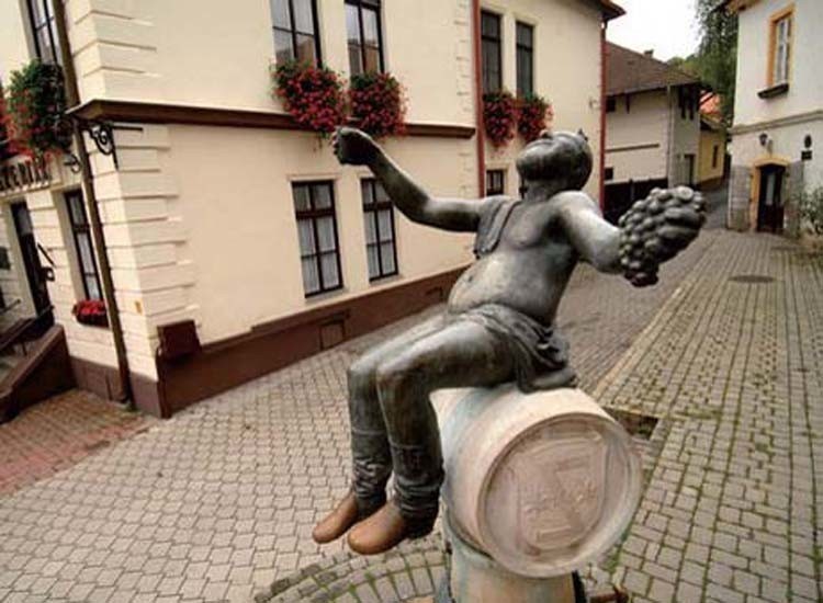 你不可不知的天然顶级美酒---托卡伊贵腐甜酒