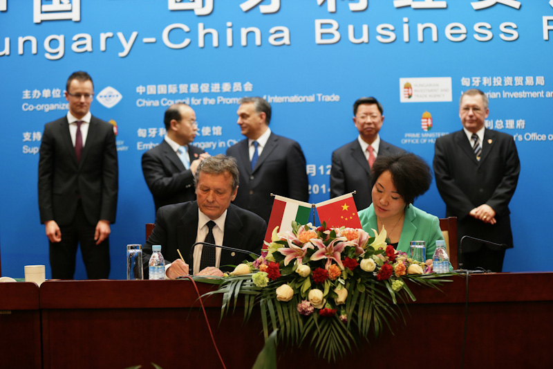 20140218威克酒业与圣像酒庄在京签约