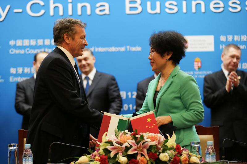 20140219圣像酒庄与普克鲁什酒庄授予威克酒业独家代理权