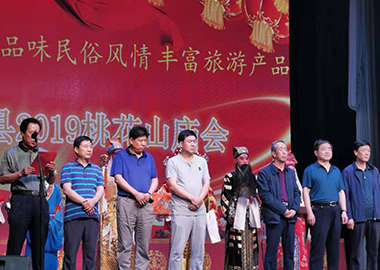董事长张应通参加会宁县桃花山文 化旅游节开幕式并捐款