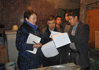 公司项目部负责人查看工程进展情况