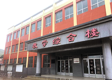 公司承建的会宁县汉岔中学教学楼（建筑面积2100平方米）